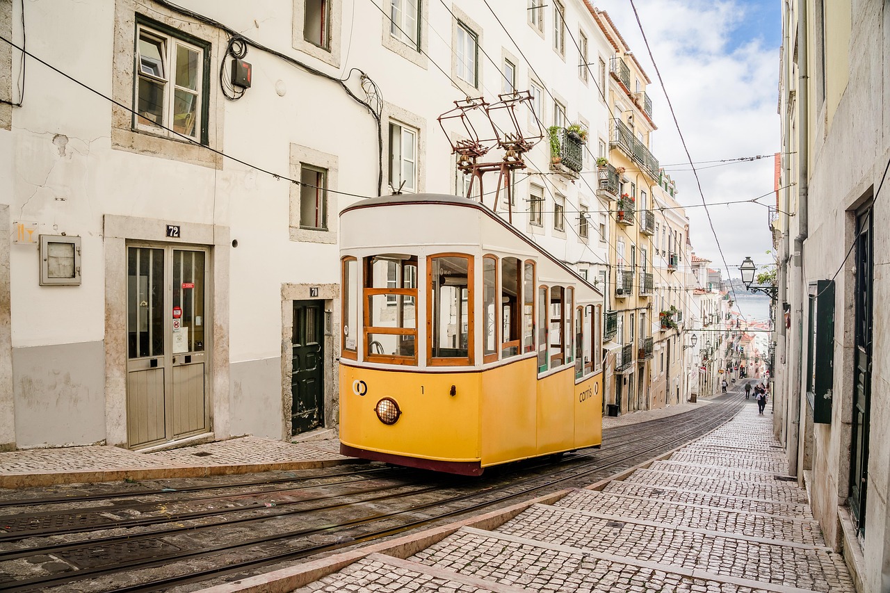 J'ai fait ce voyage trois fois, et la première j'ai tout raté : j'ai voulu coudre Lisbonne, Porto et...