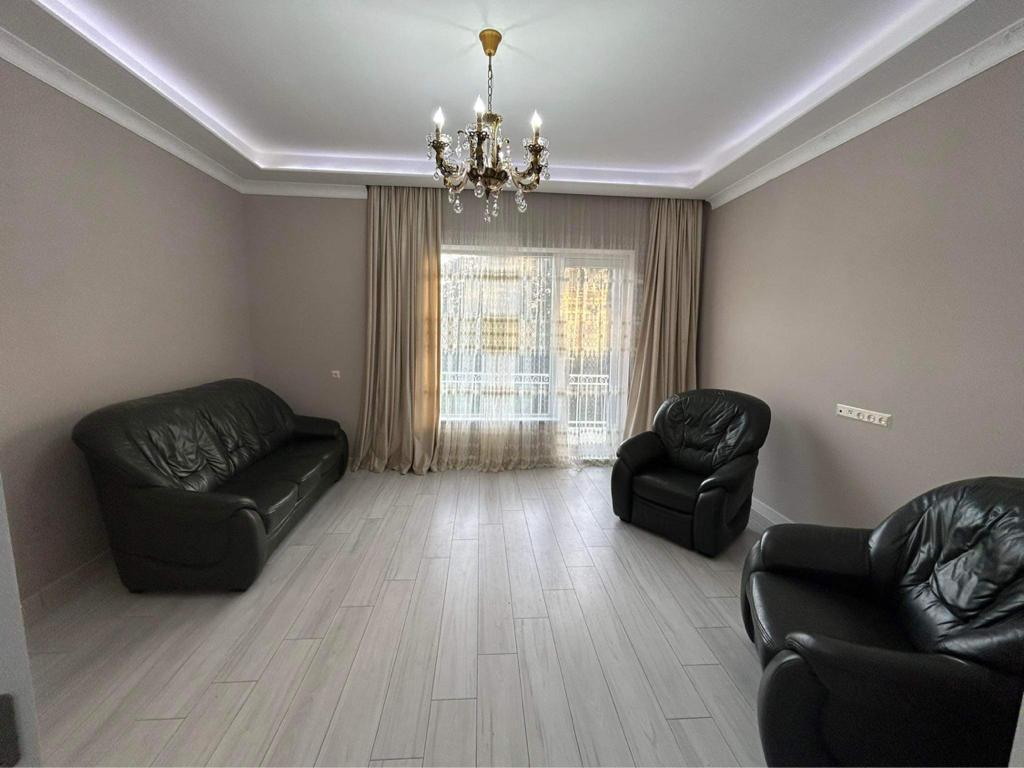 3-Room Apartment For Rent In Batumi, Petre Melikishvili St, 27 view 2