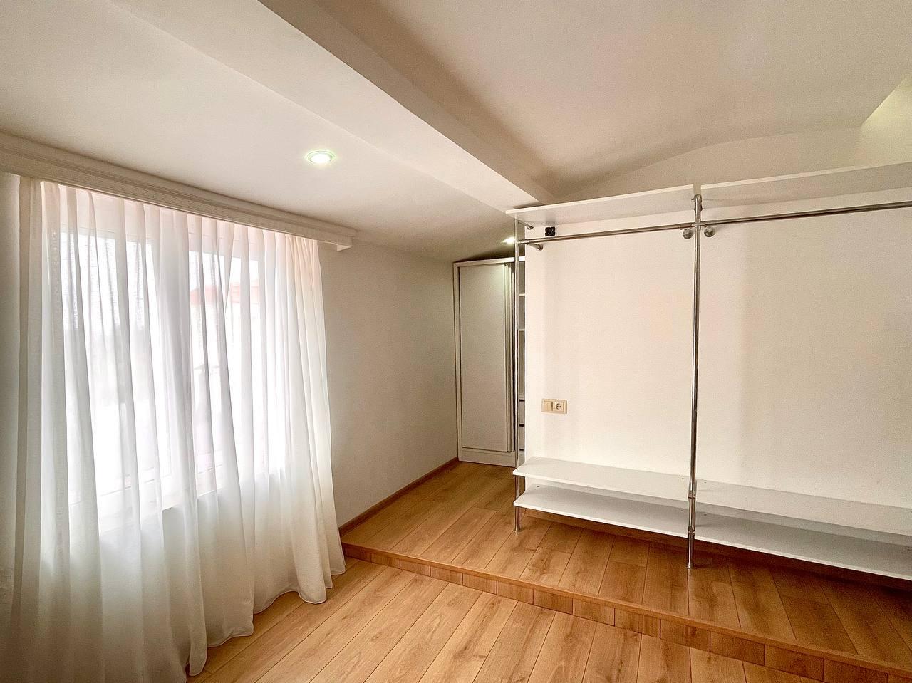 4-Room Apartment For Sale In Batumi, Zurab Gorgiladze St, 50-52 view 9