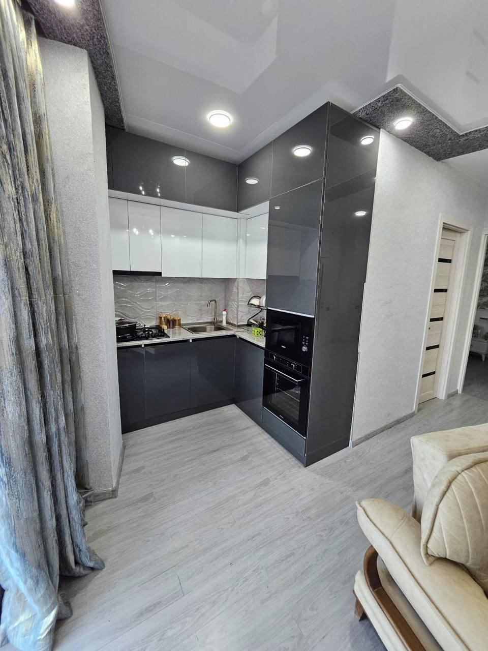 3-Room Apartment For Rent In Batumi, Tamar Mepe Ave, 3 view 3