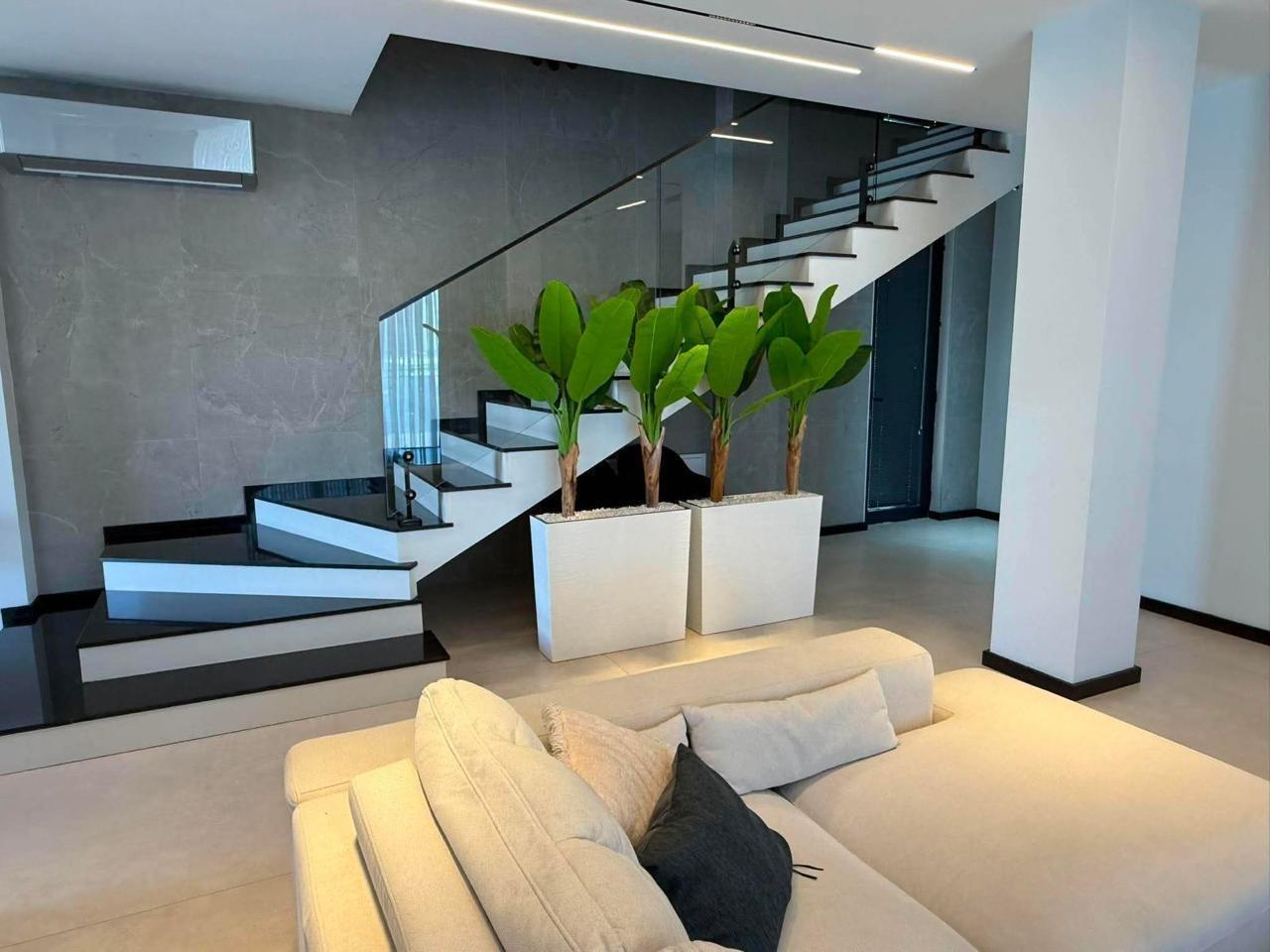 8-Room House For Rent In Batumi, Mamia Varshanidze St, 217 view 4