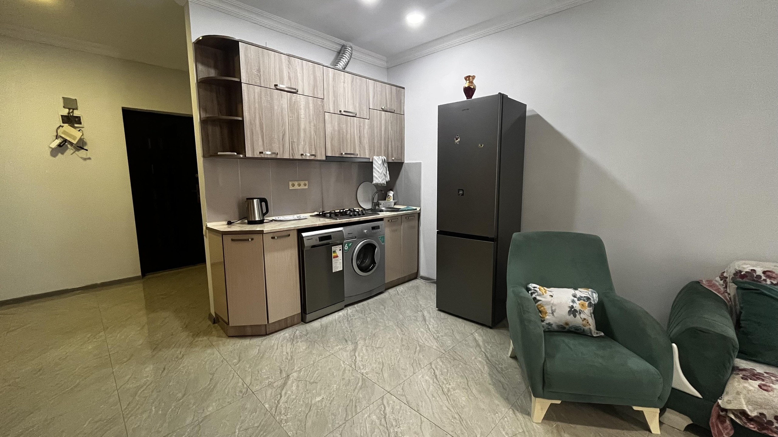 3-Room Apartment For Daily Rent In Batumi, Zurab Gorgiladze St, 98, 70 M² — 200 ₾ Per Day view 2
