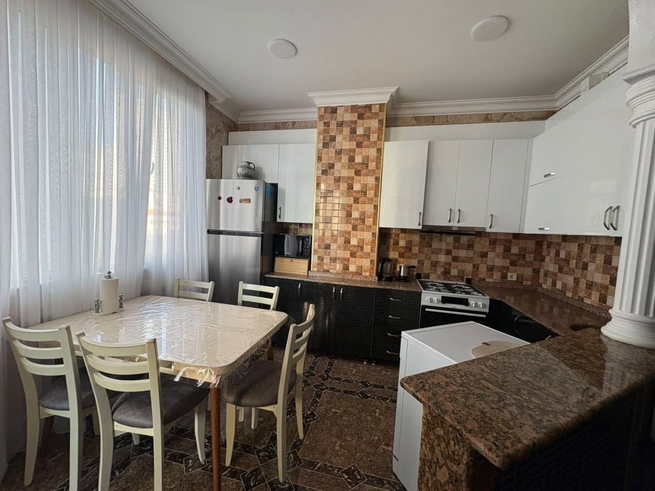 4-Room Apartment For Daily Rent In Batumi, Real Palace, 90 M² — 230 ₾ Per Day view 4