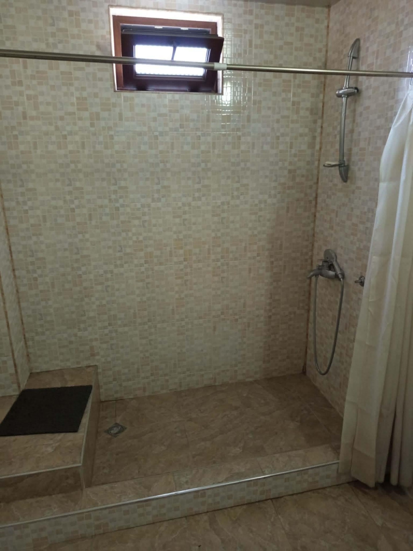 3-Room House For Rent In Batumi, Kakutsa Choloqashvili 2nd Lane, 1 view 8