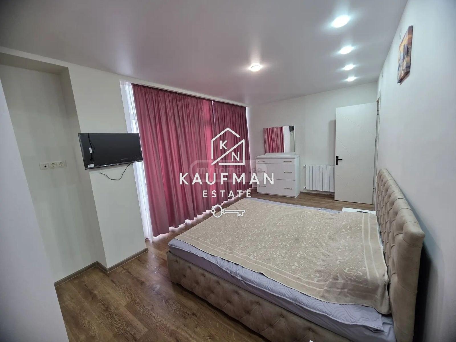 3-Room Apartment For Rent In Batumi, Tamar Mepe Ave, 3 view 1