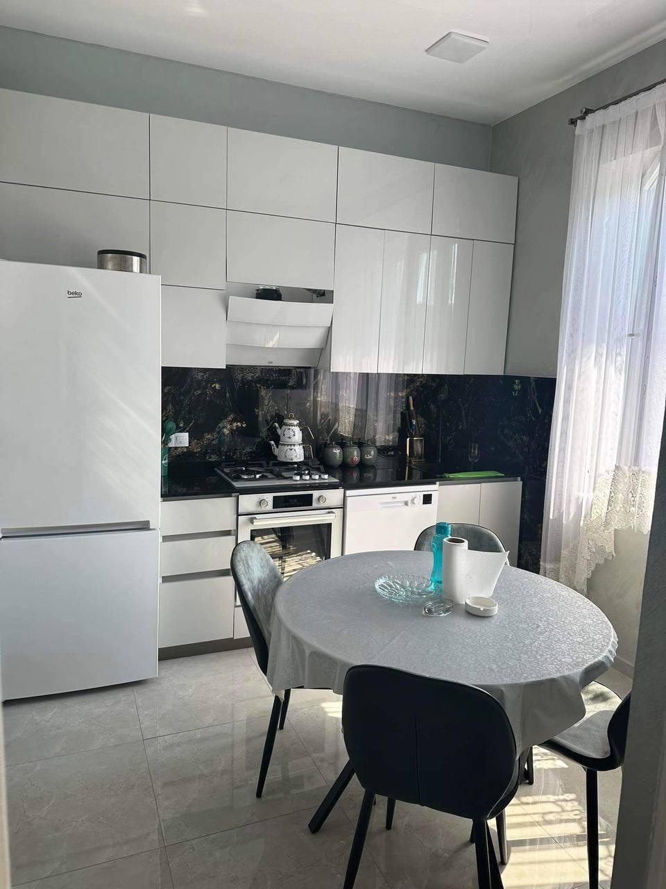 4-Room House For Rent In Batumi, Sulkhan-Saba Orbeliani St, 1 view 2