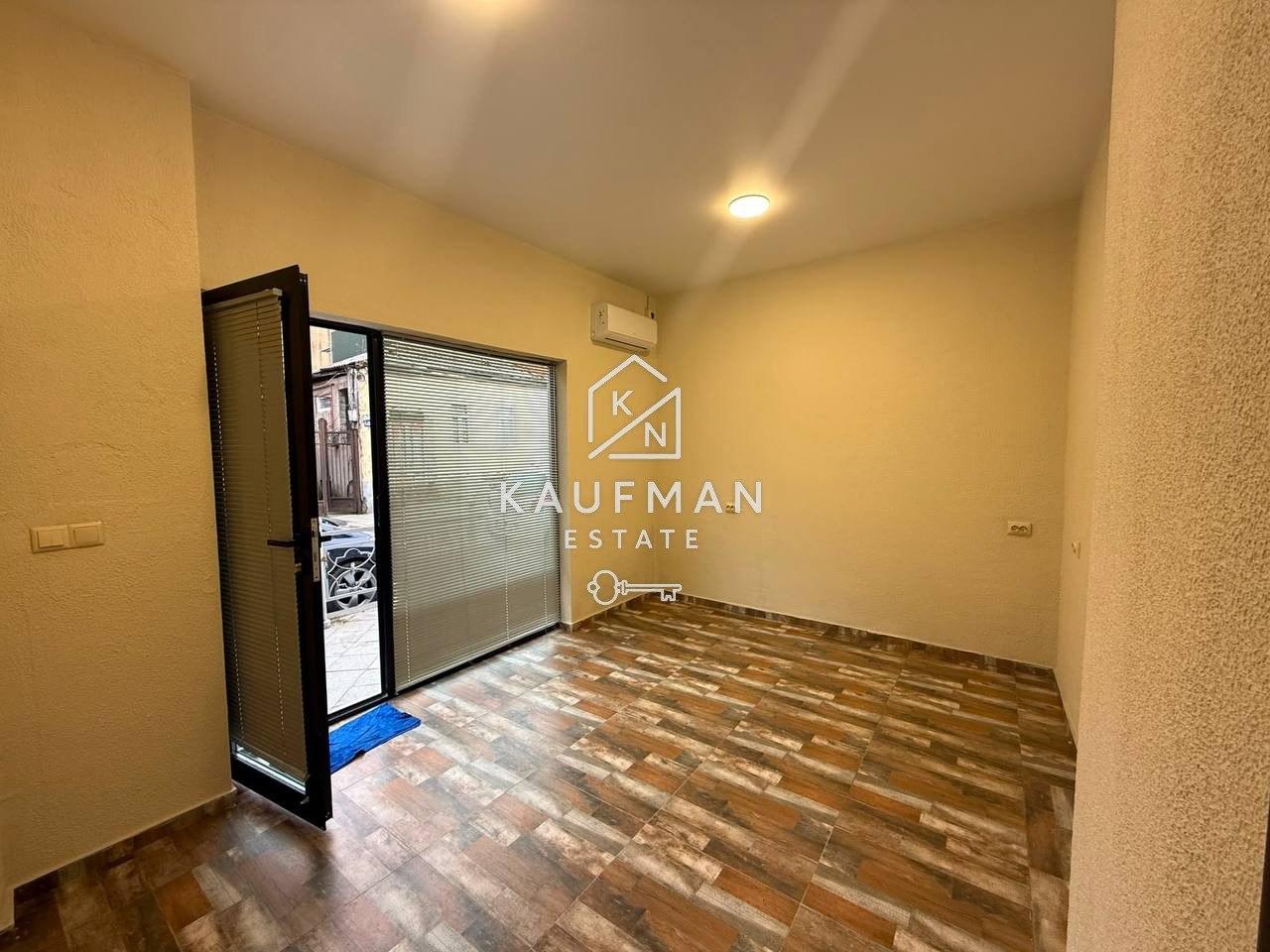 Commercial Property For Rent: 20 M² In Batumi, Старый Батуми , 10 – $750 view 1
