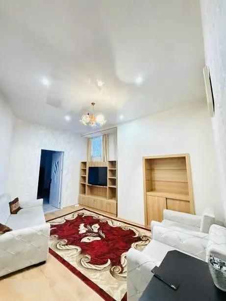 3部屋のマンション、არნოლდ ჩიქობავას ქუჩა