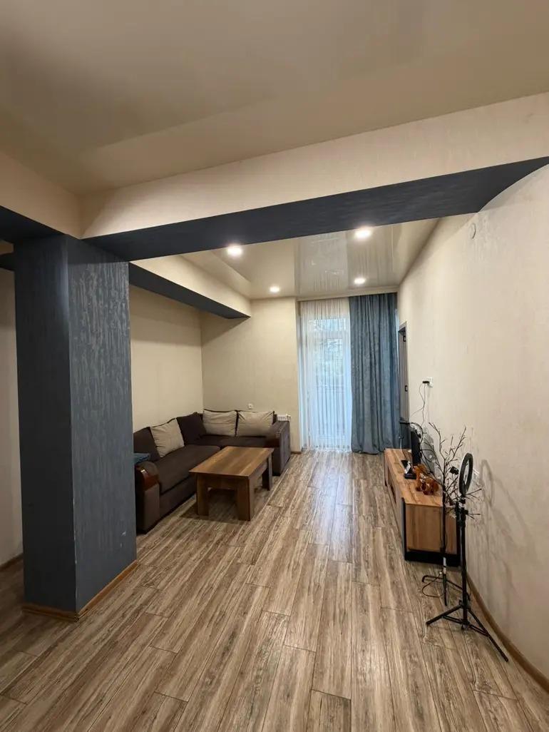 2-Zimmer-Wohnung, საქართველოს ერთიანობისთვის მებრძოლთას ქუჩა