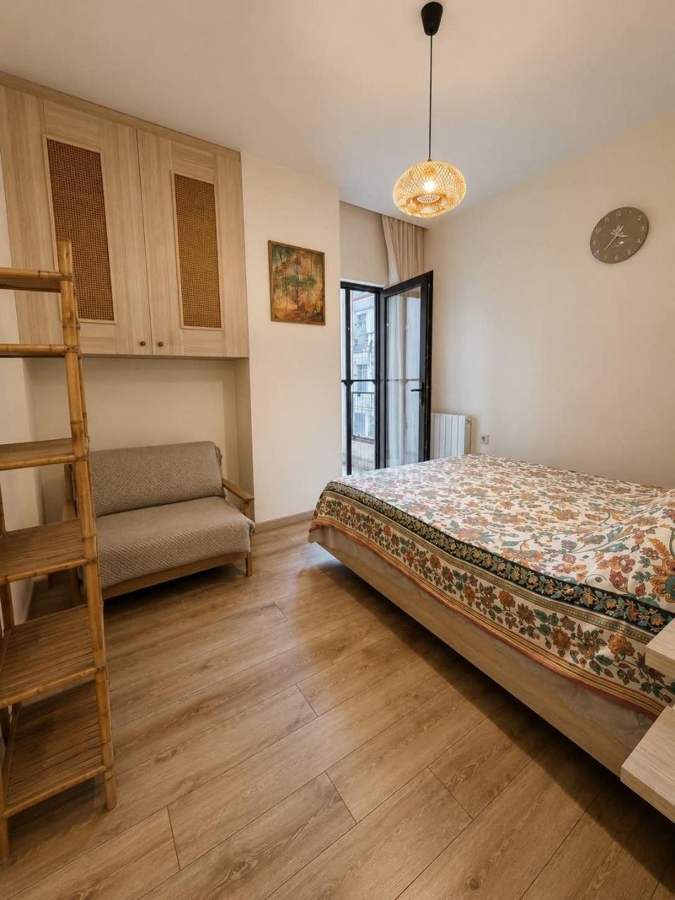 3-Room Apartment For Rent In Batumi, Parnavaz Mepe St, 1 view 6