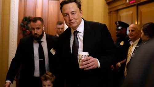 “¡Liberen a Tommy Robinson!”: Elon Musk apoya a un activista de extrema derecha y apunta al gobierno