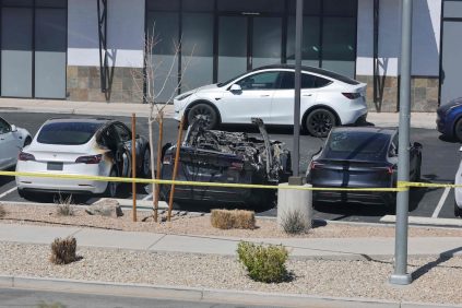 Tres Personas Hijo Inculpadas Por Incendiar Coches Tesla en Estados Unidos | Internacional | Noticias