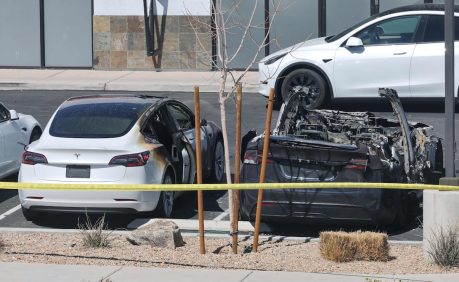 Donald Trump Amenaza Conviar a El Salvador A Quienes Quemen Carros Tesla | Internacional | Noticias