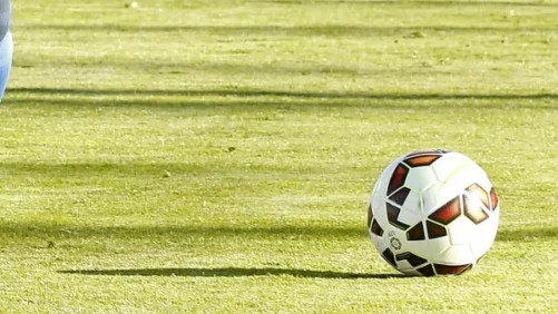 El árbitro golpeado por un padre en un partido de cadetes permanece en la UCI con fracturas en el cráneo, mandíbula y hombro