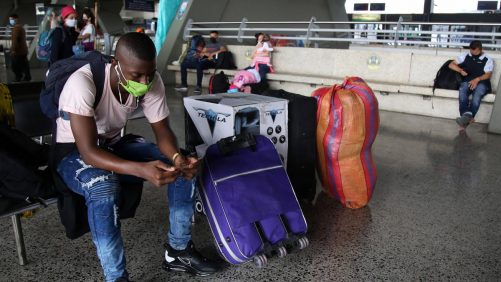 Viajeros, a vacunarse contra fiebre amarilla en la Terminal de Transporte de Cali durante esta Semana Santa
