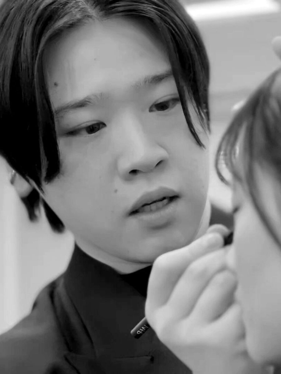 NARS シニアメーキャップアーティスト　佐藤 達也の動画の写真