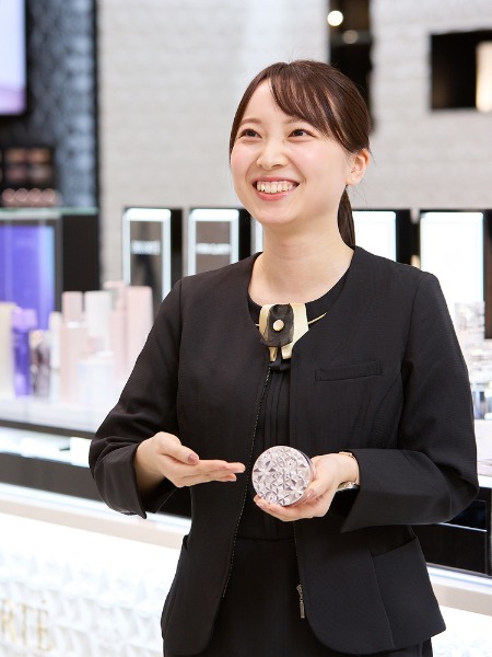 【コーセー】名古屋・静岡｜7月入社｜ビューティーコンサルタント（美容部員・BA）未経験歓迎！年休120日・研修充実の求人の写真