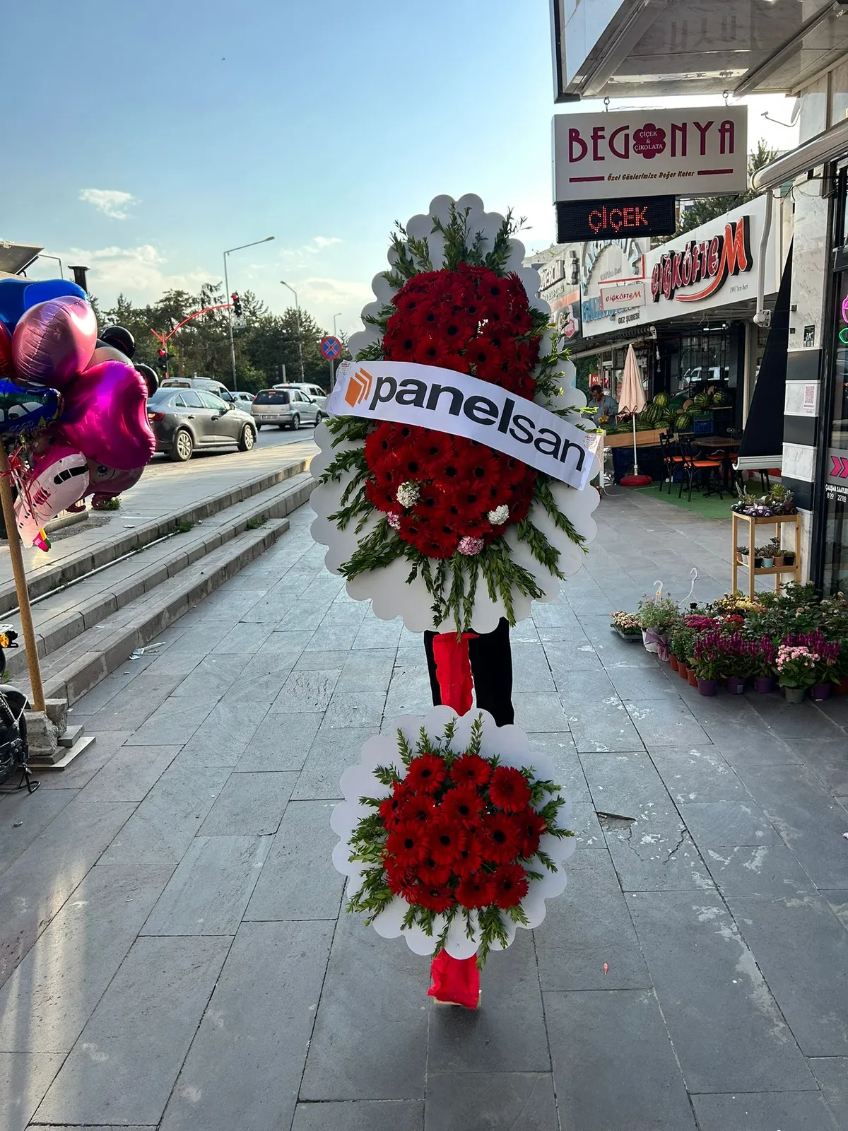 Canlı Gerbera Çiçekleri İle Çift Katlı Çelenk