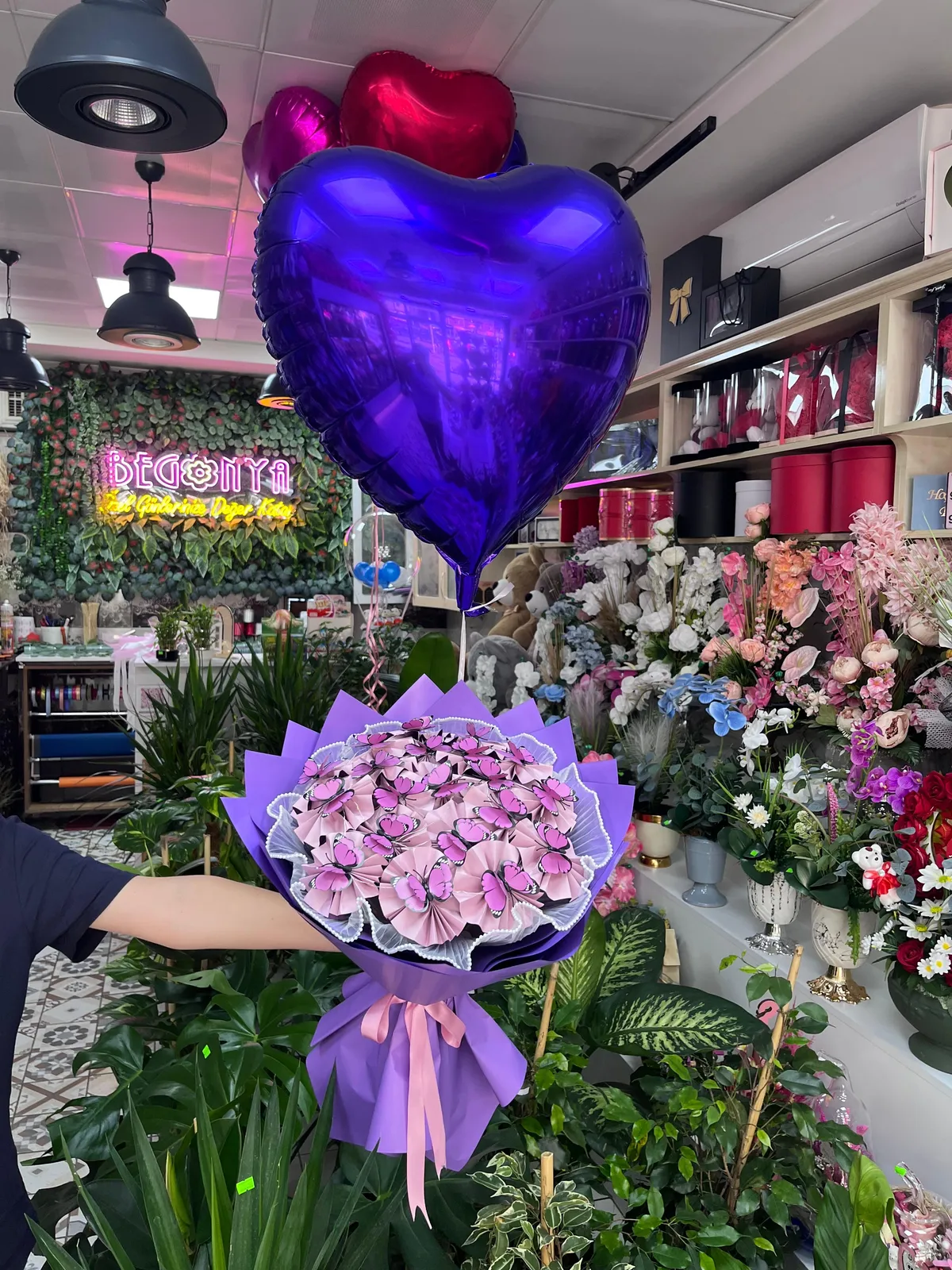 Işıklı Kelebek Buketi Ve Kalpli Uçan Balon