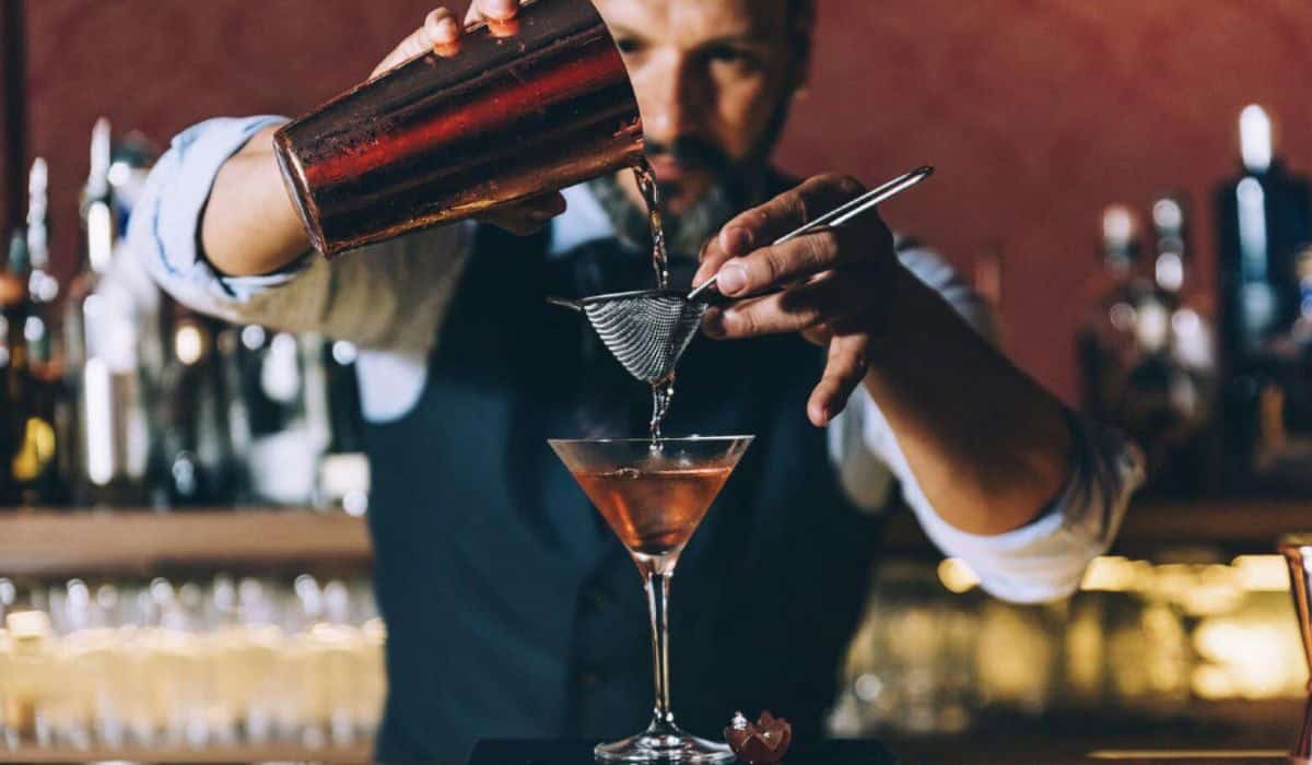 Barman and Bartender