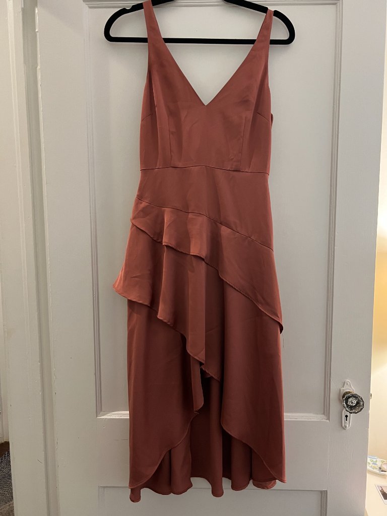 Nwt Finders Keepers Seasons Dress Satin Tiered Hilo Dress In Burnt Red