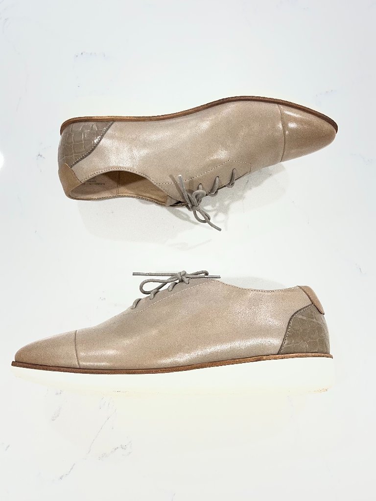 Frankie 4 Beige Oxford Buddy Flats With Minimalist Design And Cap Toe Size 9