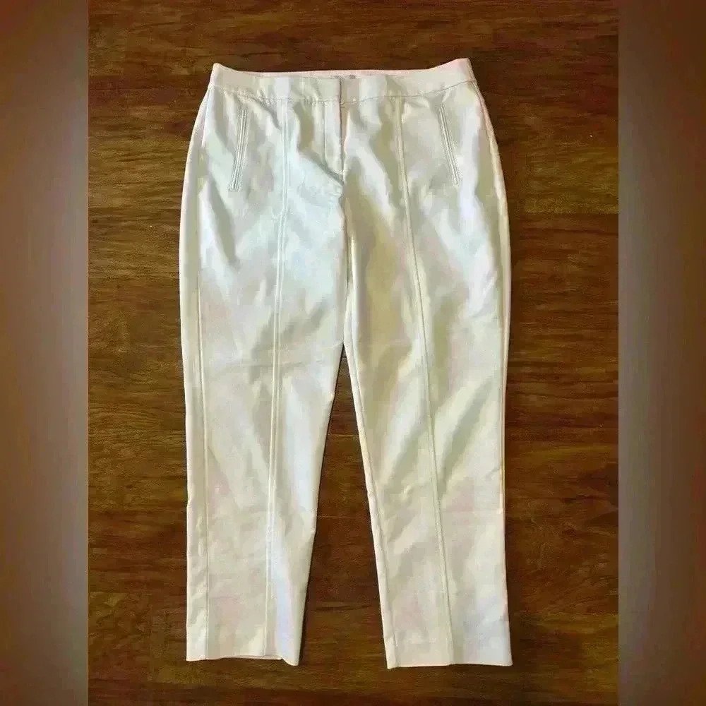 Chico's White Cropped Ankle Seam-Front Pants