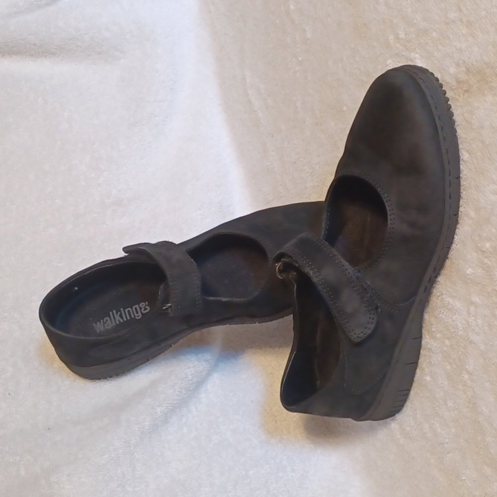 Walking Co. Mary Jane's Women's Size 38 Black
