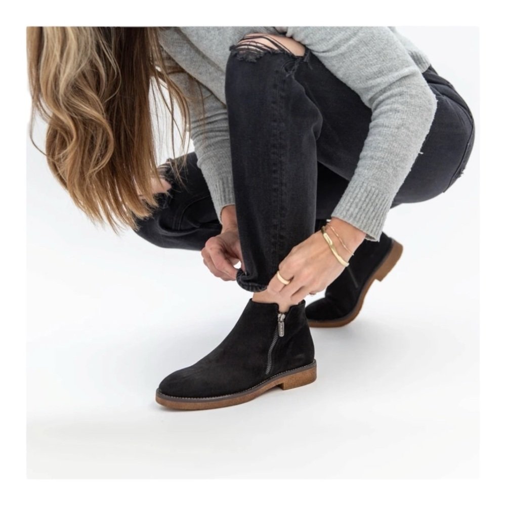 Italeau Foliana Waterproof Suede Booties In Nero Nib