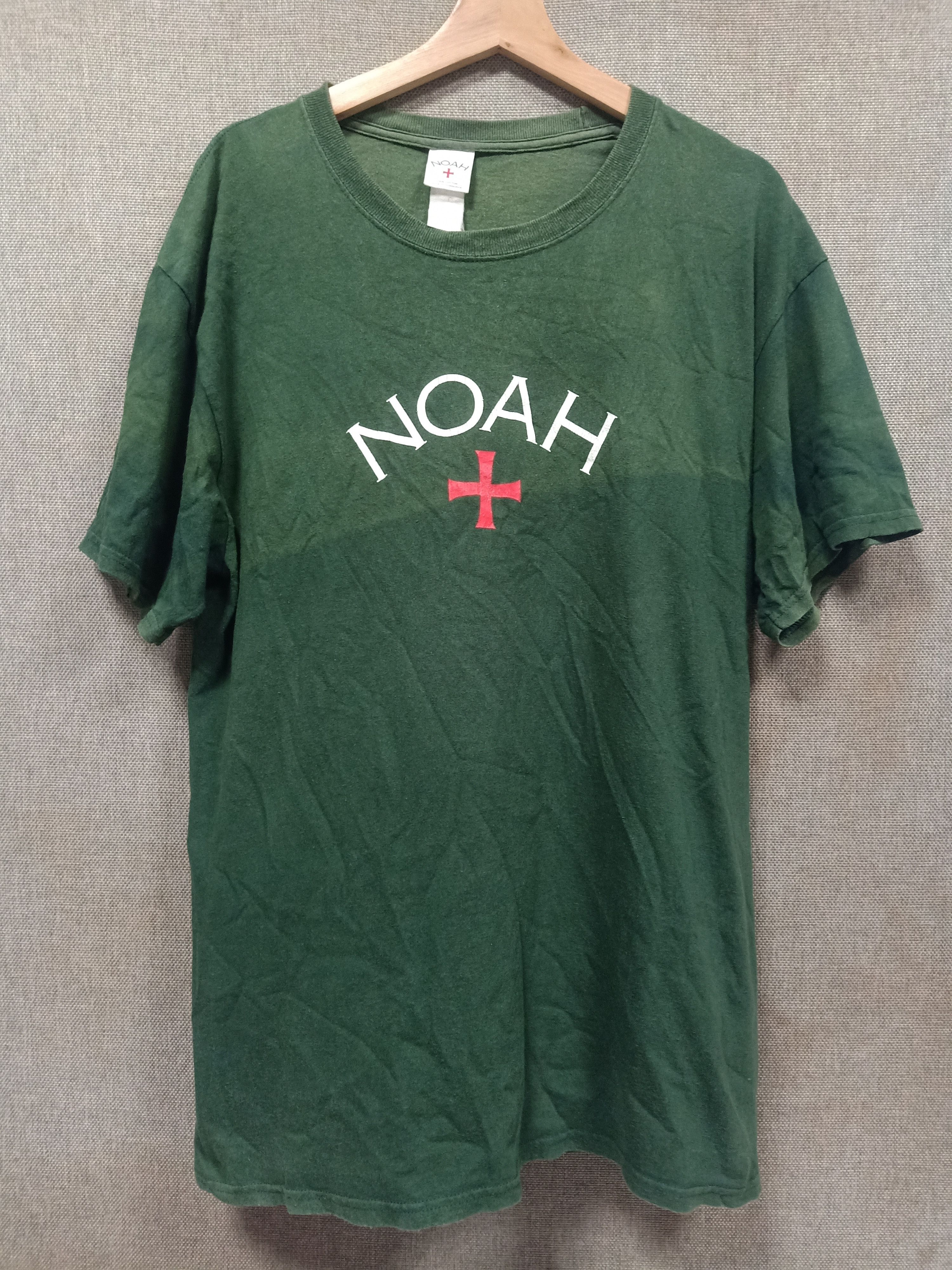 T Shirt Noah Distressed Sunfaded in Green, Men's (Size Large)