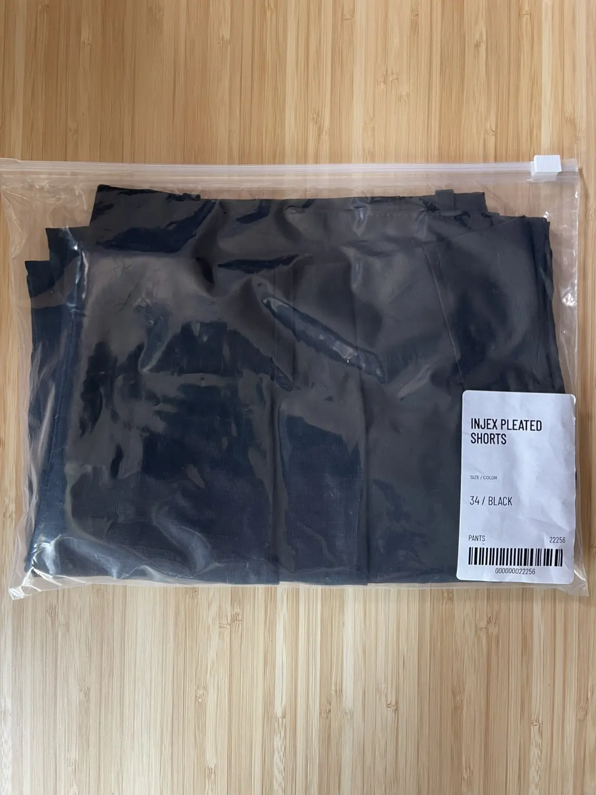Outlier Injex Pleated Shorts 34 in Black, Men's
