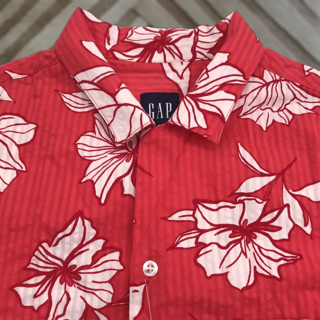 Vintage Gap Hawaiian Shirt Mens M Short Sleeve Button-Up Casual Aloha Floral Red White 90's (Size Medium)