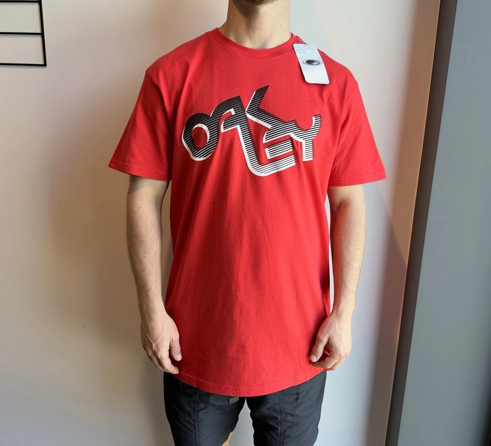 Oakley Mens T-Shirt Tee Red Vintage (Size Large)