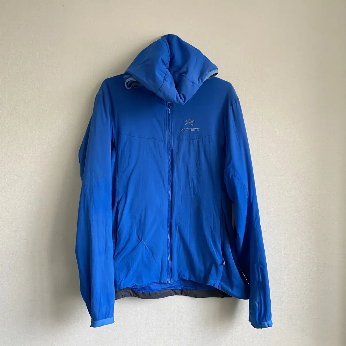 Arcteryx Atom Lt Hoody Jacket Blockcore Outdoor in Blue, Men's (Size Medium)