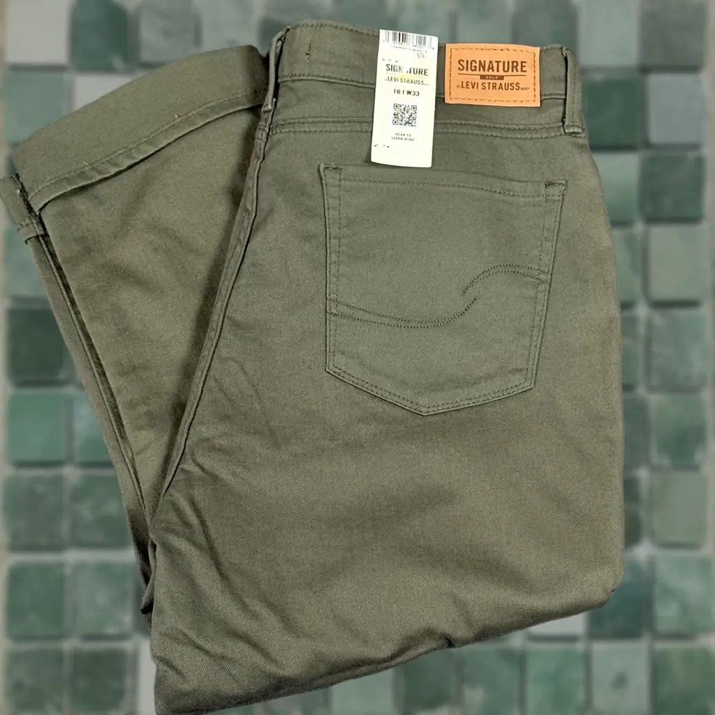 Vintage? No. Levi's Capri Pants Women 16 W33 Olive Green Stretch Mid Rise Casual Pockets Twill Cotton Spandex Logo in Brown, Women's (Size 38)