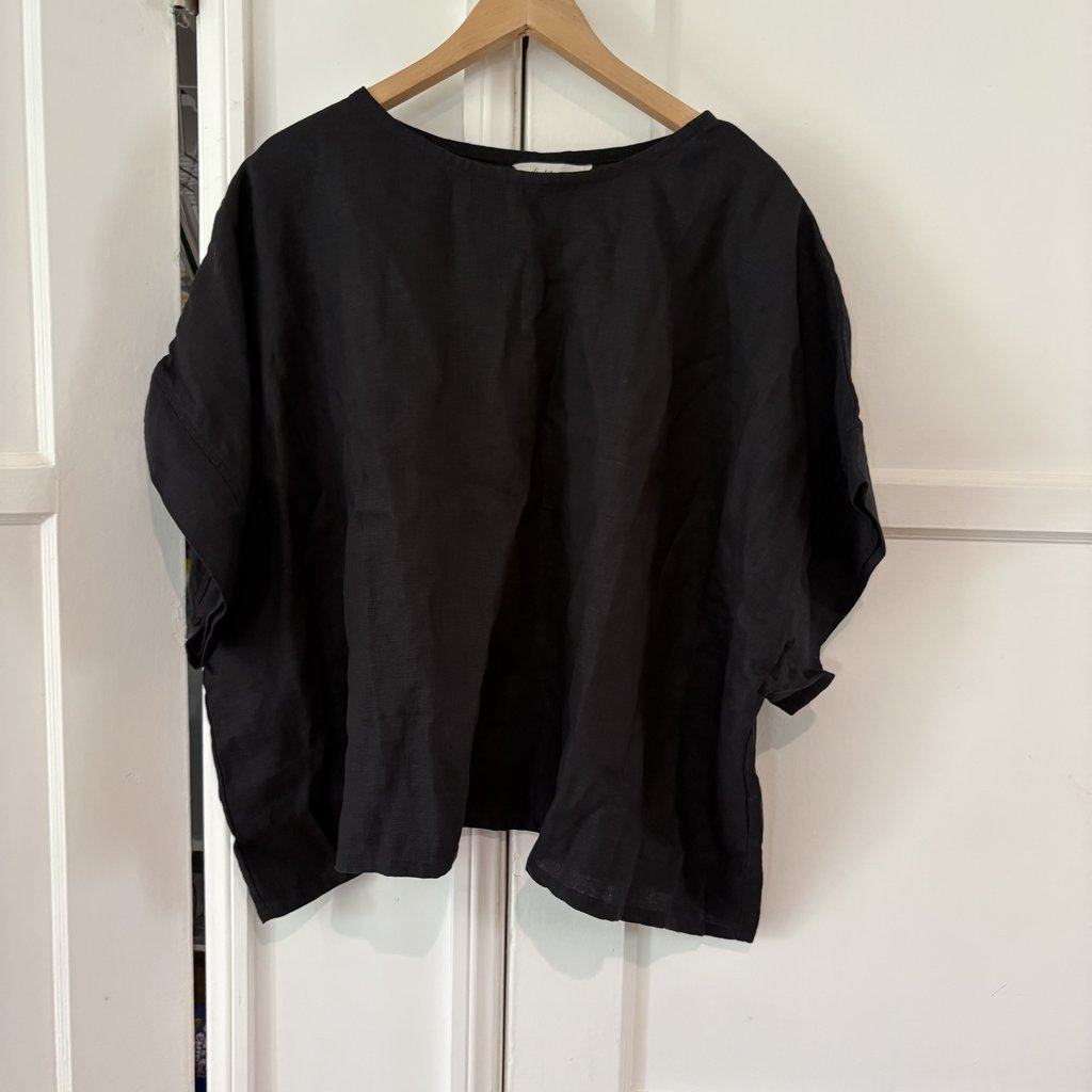 Georgia Tee black mid weight linen