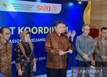 Menteri Koordinator Bidang Perekonomian Airlangga Hartarto memberi keterangan pada konferensi pers Rapat Koordinasi Dewan Nasional Keuangan Inklusif (DNKI) di Jakarta, Jumat (22/3/2024). ANTARA/Bayu Saputra/aa.