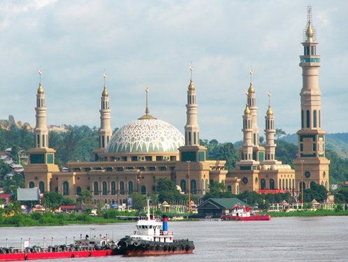 IC Samarinda (2) Islamic Center Samarinda dari arah Sungai Mahakam benuanta