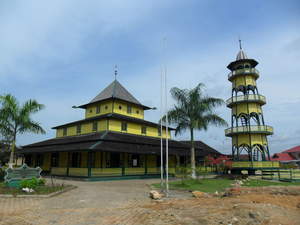 10 Tempat Wisata di Samarinda Paling Kekinian 2024 yang Wajib Kamu Kunjungi 1600px Masjid_Shiratal_Mustaqiem_(2)