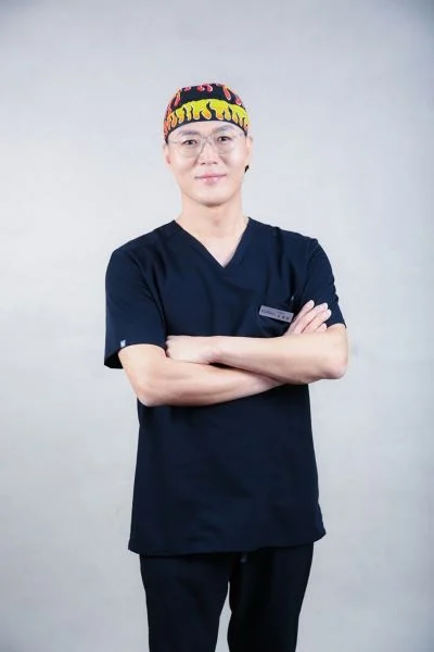 [건강프라임_칼럼] 다양한 원인으로 인한 무릎 관절염, 치료 시 이해도 높은 진료 중요  [출처:시선뉴스] - 1 - 더라인성형외과