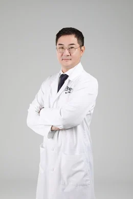 가슴축소수술, 부작용 최소화를 위해 알아야 할 점은 [정유석 원장 칼럼] - 1 - 더라인성형외과