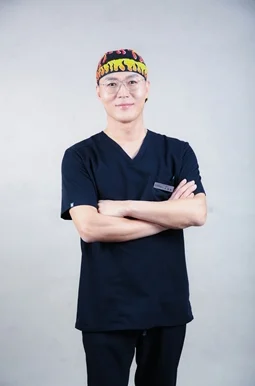 고칼로리 섭취로 인한 복부 군살, 지방흡입 고려한다면? - 1 - 더라인성형외과