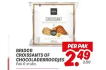 croissants of chocoladebroodjes