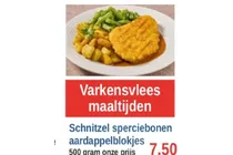 schnitzel met sperciebonen en aardappelblokjes