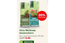 verse boomschors tussen de planten