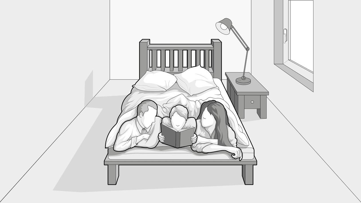 Illustration: In einem Bett liegen falschherum Eltern mit ihrem Kind, das ein Buch liest.