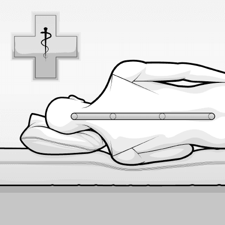 Illustration: Ein Mensch liegt in Seitenlage auf einer Matratze. Die Wirbelsäule ist eingezeichnet und gerade gebettet. Daneben ein Apothekenkreuz, das ergonomisch korrekte Lage symbolisiert.