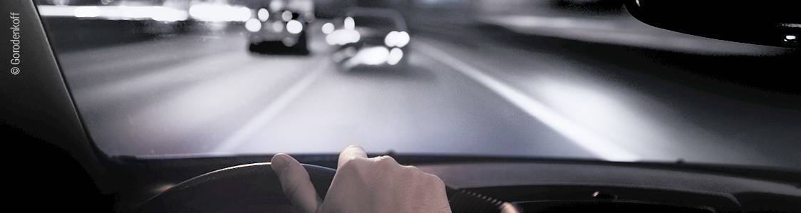 Foto: Perspektive eines Autofahrers mit Blick auf eine Straße bei Nacht