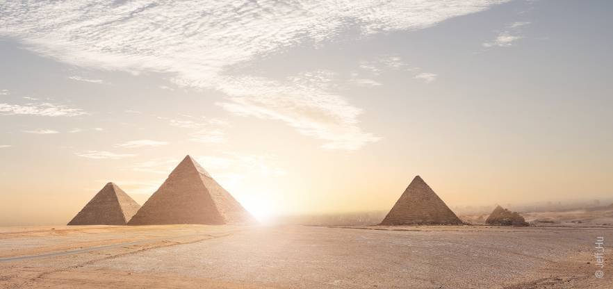 Foto: Die Pyramiden in Ägypten werden von der Abendsonne angestrahlt.