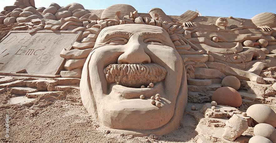 Foto: Abbild von Albert Einstein als Relief aus Sand.